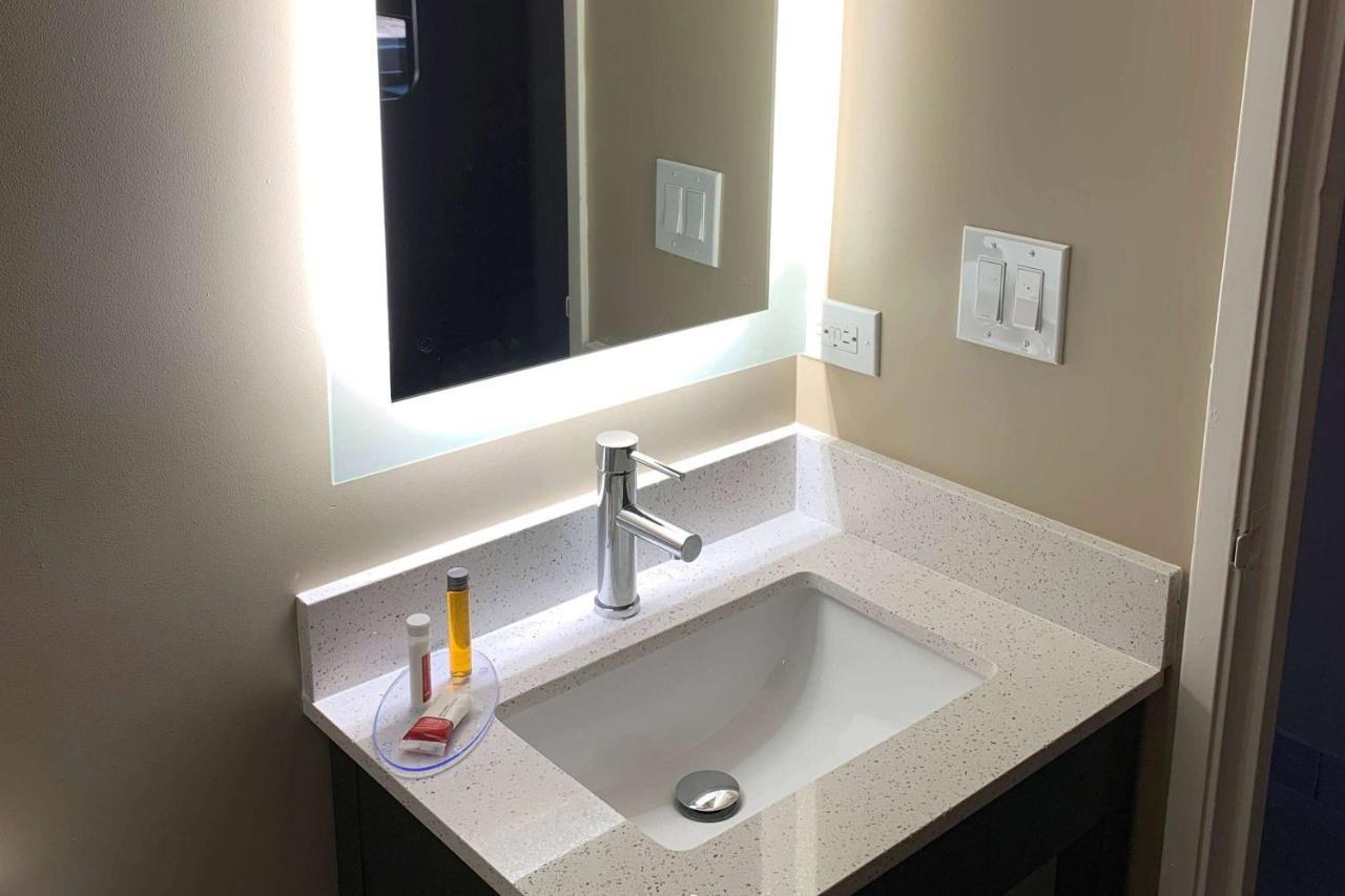 Super 8 By Wyndham Joliet Hotel Luaran gambar